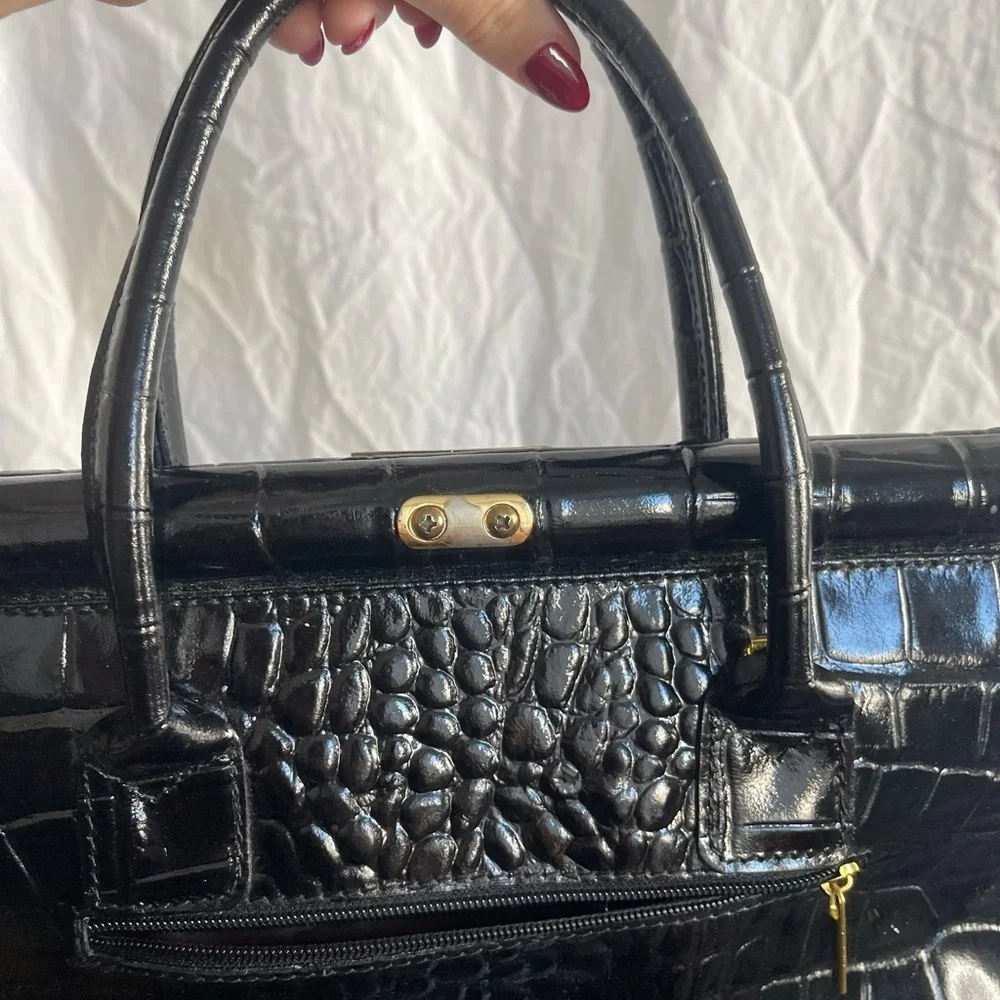 Vera Pelle leather Elegant Black-Embossed Handbag